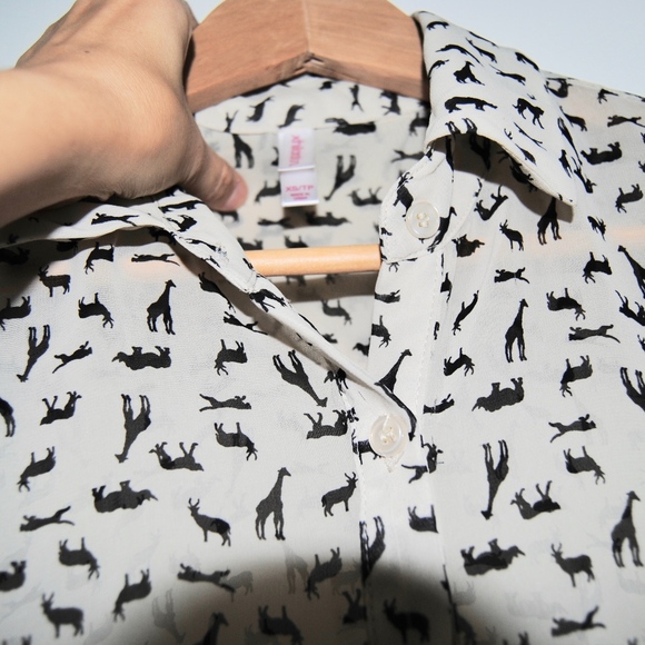 giraffe button down blouse - Picture 2 of 3